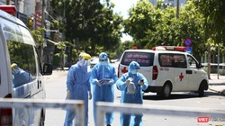 Lực lượng y tế thực hiện công tác cách ly phòng dịch COVID-19. Ảnh: Hồ Xuân Mai