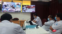 Bác sĩ BV Nhi đồng 1 hội chẩn từ xa ca bệnh nhi ở BV Sản nhi An Giang. (Ảnh: Nguyễn Trăm)