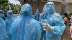 Nhân viên y tế triển khai lấy mẫu ngẫu nhiên trong cộng đồng. Ảnh: Đ.P