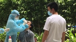 Lấy mẫu xét nghiệm tại nơi có ca nhiễm COVID-19. Ảnh: CDC TP.HCM