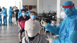 Lấy mẫu xét nghiệm COVID-19 trong cộng đồng. Ảnh: HCDC