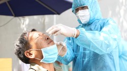 Tăng cường xét nghiệm COVID-19 trong cộng đồng. Ảnh: HCDC