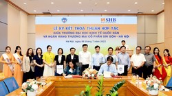 TS Ngô Thu Hà - Tổng Giám đốc SHB và GS.TS Phạm Hồng Chương - Hiệu trưởng Trường Đại học Kinh Tế Quốc Dân đại diện hai đơn vị ký kết thỏa thuận hợp tác