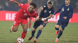 Xuân Son bị các cầu thủ Thái Lan theo như hình với bóng. Ảnh: Vietnamnet.