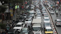 Cận Tết Nguyên đán, dòng ô tô "bao vây" xe máy trên đường phố Hà Nội