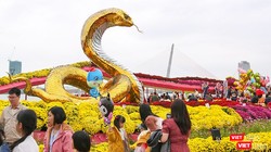 Linh vật rắn trên công viên bờ Tây cầu Rồng (TP Đà Nẵng)