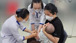 Dịch cúm gia tăng, người dân đổ xô đi tiêm phòng