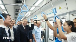 Tổng Bí thư Tô Lâm đi tàu Metro số 1 Thành phố Hồ Chí Minh và trò chuyện với người dân. (Ảnh: Thống Nhất/TTXVN)