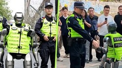 PM01 được thiết kế bởi EngineAI, một công ty khởi nghiệp có trụ sở tại Thâm Quyến được thành lập vào năm 2023. (Nguồn: YouTube/CGTN)