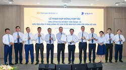 Tổng Giám đốc Tập đoàn VNPT Huỳnh Quang Liêm và Tổng Giám đốc Vietnam Airlines Lê Hồng Hà cùng trao hợp đồng hợp tác trước sự chứng kiến của quan khách hai bên.