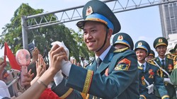 Người dân nồng nhiệt đón chào các khối diễu binh, diễu hành