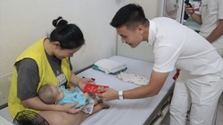 Gia đình cầu thủ Quang Hải tặng 350 triệu đồng cho bệnh nhi tim ở Bệnh viện E