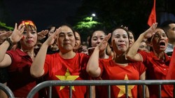 Thu xếp nơi tránh nắng mưa, phục vụ bánh mì, nước cho người dân xem diễu binh, diễu hành