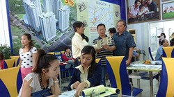 Khách hàng tìm hiểu thủ tục mua nhà tại một dự án nhà ở xã hội ở quận 7, TP.HCM