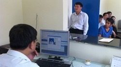 Tới ngày hẹn, người dân chỉ việc đến chụp ảnh, làm một số thủ tục và lấy GPLX.