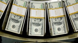 Fed "tiến thoái lưỡng nan" vì USD