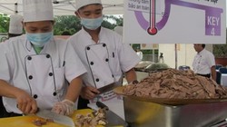 Các đầu bếp thực hành 5 bước để đảm bảo an toàn thực phẩm trong món phở tại lễ kỷ niệm Ngày sức khỏe thế giới 7/4