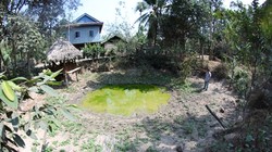 Khắp làng Prey Kdei là những hố bom khổng lồ.