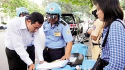 Lực lượng chức năng kiểm tra tài xế sử dụng dịch vụ Uber tại Việt Nam.