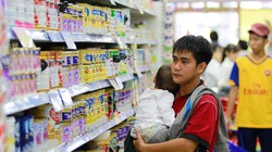 Khách hàng chọn mua sữa tại siêu thị Co.opmart ở TP HCM 