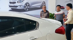 Khách chọn mua xe tại một cửa hàng của Thaco ở TP HCM