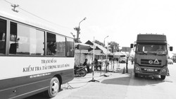 Kiểm tra xe ô-tô quá tải tại Trạm kiểm tra tải trọng xe lưu động tỉnh Hải Dương trên QL 5.