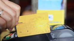 Ngân hàng, điểm chấp nhận thanh toán và chủ thẻ đều có lợi khi việc rút tiền mặt núp bóng tiền mua hàng hóa (Ảnh mang tính minh họa)