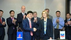 Ông Nguyễn Xuân Sơn, Chủ tịch HĐTV PVN, (bên trái) tiếp nhận quyền điều hành Chervon Việt Nam