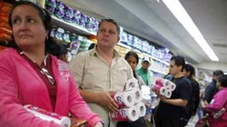 Người dân Venezuela đổ xô đi mua giấy vệ sinh tránh trường hợp khan hiếm hàng
