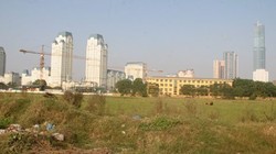 Hơn 4 năm trôi qua, dự án hiện vẫn là bãi cỏ hoang nằm trong lòng khu đất vàng của thành phố Hà Nội.