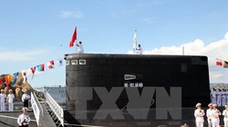 Chỉ huy tàu ngầm HQ 182 Hà Nội và HQ 183 Thành phố Hồ Chí Minh treo quốc kỳ trên nóc tàu ngầm. (Ảnh: TTXVN)