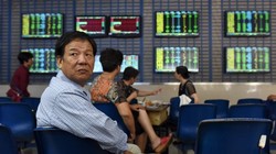 Các nhà đầu tư nhỏ lẻ Trung Quốc lo lắng theo dõi diễn biến của thị trường - Ảnh: Reuters