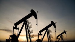 Giá dầu thế giới rẻ nhất trong 4 tháng