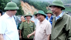 Phó Thủ tướng Nguyễn Xuân Phúc cùng lãnh đạo tỉnh Quảng Ninh đi kiểm tra công tác khắc phục hậu quả sau mưa lũ tại Cty than Hà Tu.