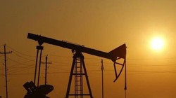 Nhiều nhà đầu tư lỗ nặng vì “ôm” cổ phiếu ngành năng lượng - Ảnh: Reuters