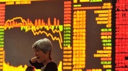 Công ty Tài chính Chứng khoán Trung Quốc đã được dùng đến 483 tỉ USD và đang cần thêm 322 tỉ USD để "giải cứu" chứng khoán - Ảnh: AFP