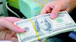 Ba ngày trước khi quyết định điều chỉnh tỷ giá lần hai, mỗi ngày NHNN bán ra vài trăm triệu đô la Mỹ, song cầu vẫn rất cao chủ yếu do các ngân hàng thương mại mua vào để đóng trạng thái cho khách hàng.