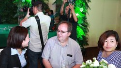 Một người nước ngoài tìm hiểu thông tin nhà đất tại Việt Nam