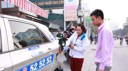 Mua bán xăng tại một cửa hàng trên phố Láng Hạ. Ảnh: Phạm Hùng