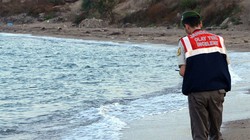 Hình ảnh bé Aylan nằm trên bờ cát lay động cả thế giới. Ảnh: Turkish News Agency