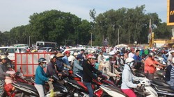 VN đã quá chú trọng vận tải đường bộ, trong khi đất chật người đông, đã dẫn đến ùn tắc, tai nạn giao thông bất thường. Cảnh ùn tắc tại vòng xoay Nguyễn Thái Sơn sáng ngày 7-9