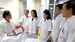 Bệnh nhân ghép gan khoe với Bộ trưởng Nguyễn Thị Kim Tiến và Thứ trưởng Nguyễn Thị Xuyên về tình hình sức khỏe hiện tại