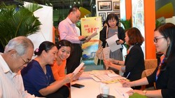 Khách mua tour tại gian hàng của TST Tourist trong Hội chợ Du lịch quốc tế TP HCM 2015