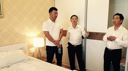 Một chủ đầu tư đang giới thiệu với khách hàng mua nhà đến từ Hong Kong. 