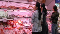 Người tiêu dùng chọn mua thịt gà nhập tại siêu thị Co.opmart Nguyễn Đình Chiểu (Q.3, TP,HCM)