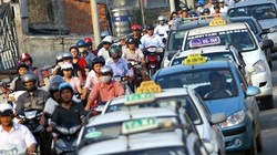 Vận tải “khóc mếu” vì vừa giảm cước, xăng lại tăng giá