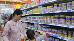 Trớ trêu giá sữa cho trẻ 'cõng' thêm cả giá điện, lương tối thiểu