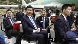 Chủ tịch Trung Quốc Tập Cận Bình (giữa) thăm nhà máy lắp ráp máy bay Boeing ở Everett, Mỹ, ngày 23/9 - Ảnh: Getty/Bloomberg.