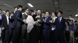 Ông Shin Dong Bin (giữa) trong vòng vây phóng viên sau khi hoàn toàn nắm quyền kiểm soát tập đoàn Lotte. Ảnh: AFP