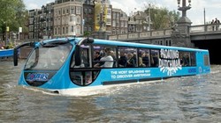 Xe buýt lội nước giống như một chiếc thuyền trên những con kênh ở Hà Lan.